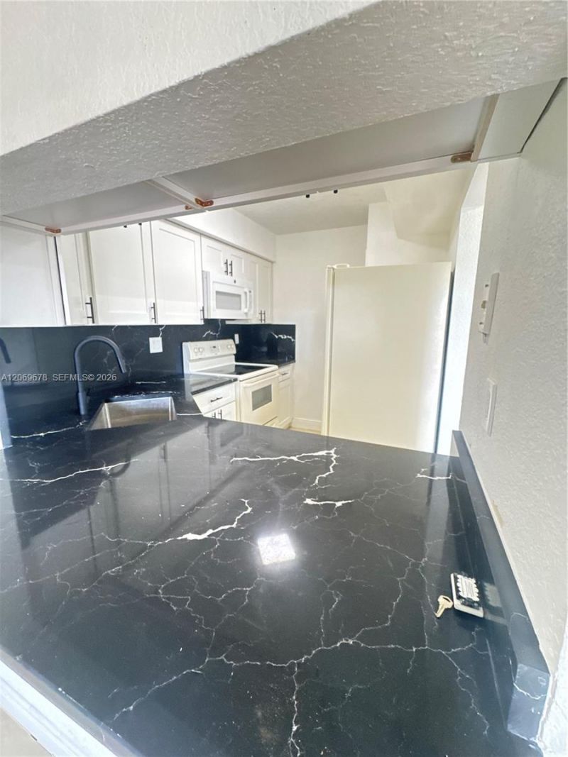 8500 NW 8th St , Unit 303, Miami, FL 33126 Photo