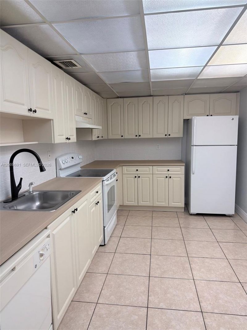 7000 NW 186th St , Unit 4-323, Hialeah, FL 33015 Photo