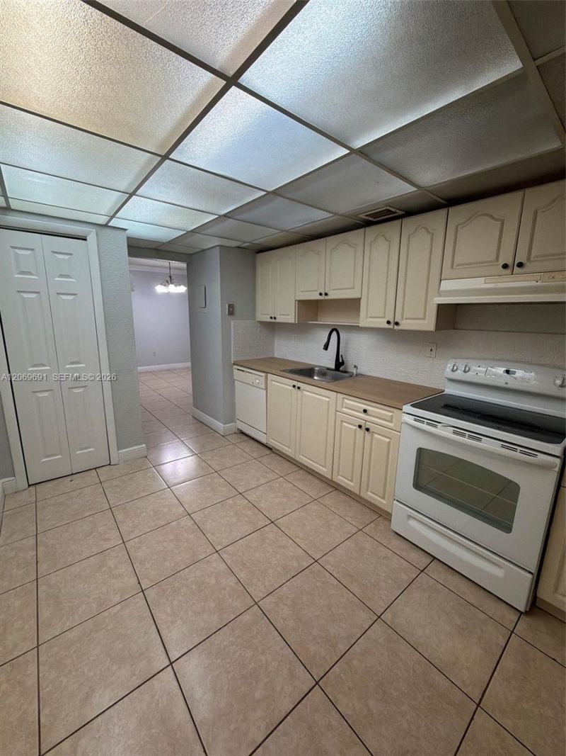 7000 NW 186th St , Unit 4-323, Hialeah, FL 33015 Photo