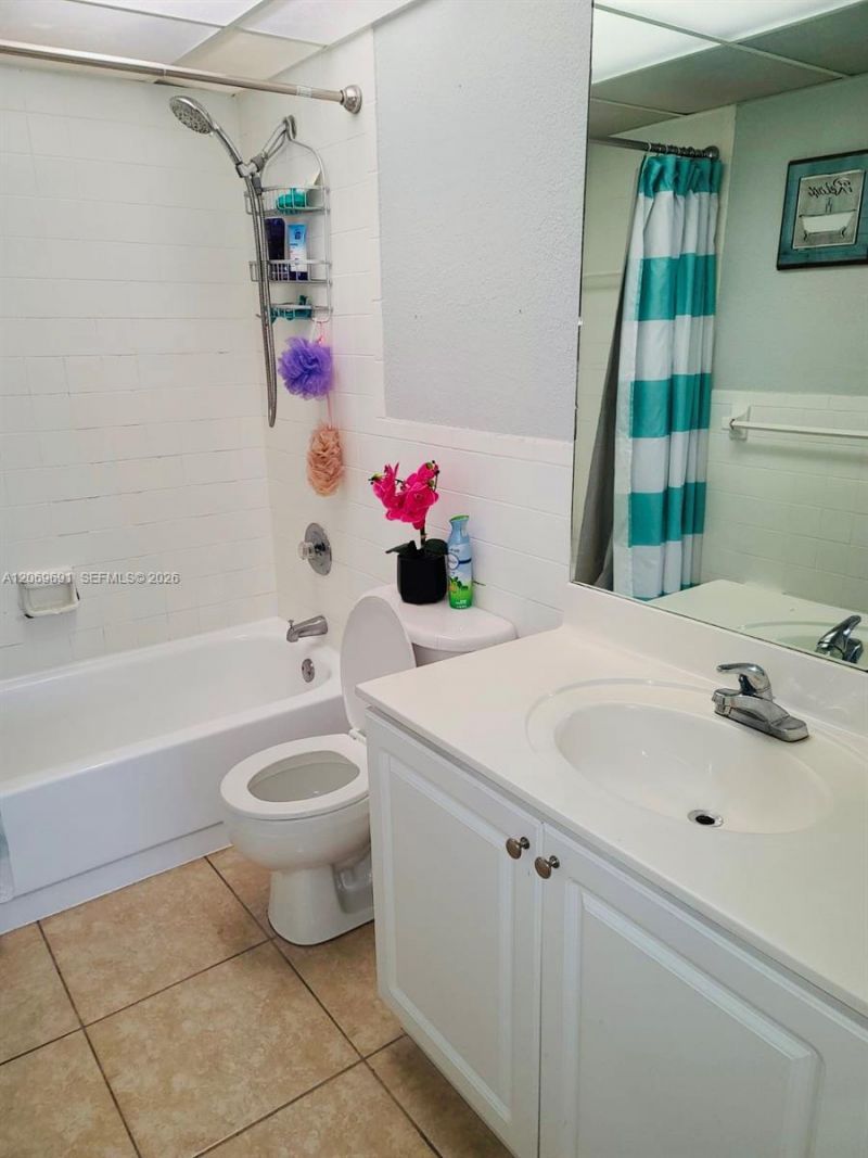 7000 NW 186th St , Unit 4-323, Hialeah, FL 33015 Photo