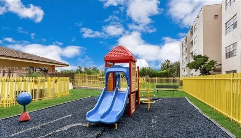 7000 NW 186th St , Unit 4-323, Hialeah, FL 33015 Photo