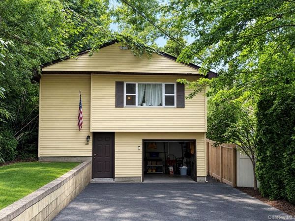 6 Walnut Road , Rocky Point, NY 11778
