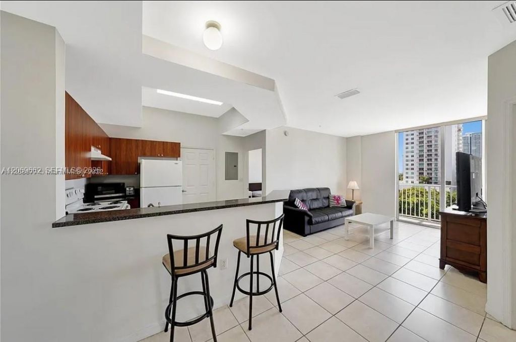 115 SW 11th St, Unit 902, Miami, FL 33130 Photo