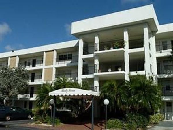 3351 S PALM AIRE Drive, Unit 208, Pompano Beach, FL 33069