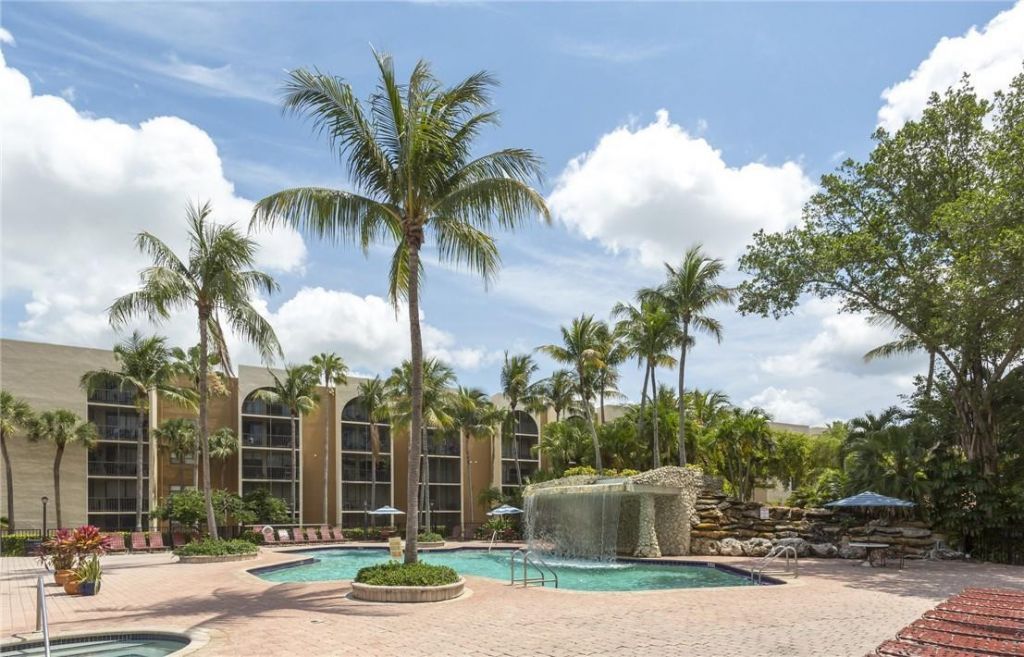 19455 NE 10 Avenue, Unit 2-104, North Miami Beach, FL 33179 Photo