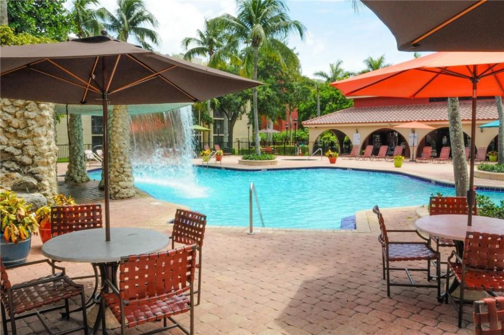 19455 NE 10 Avenue, Unit 2-104, North Miami Beach, FL 33179 Photo