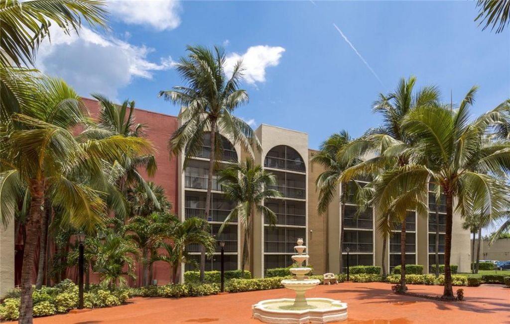 19455 NE 10 Avenue, Unit 2-104, North Miami Beach, FL 33179 Photo