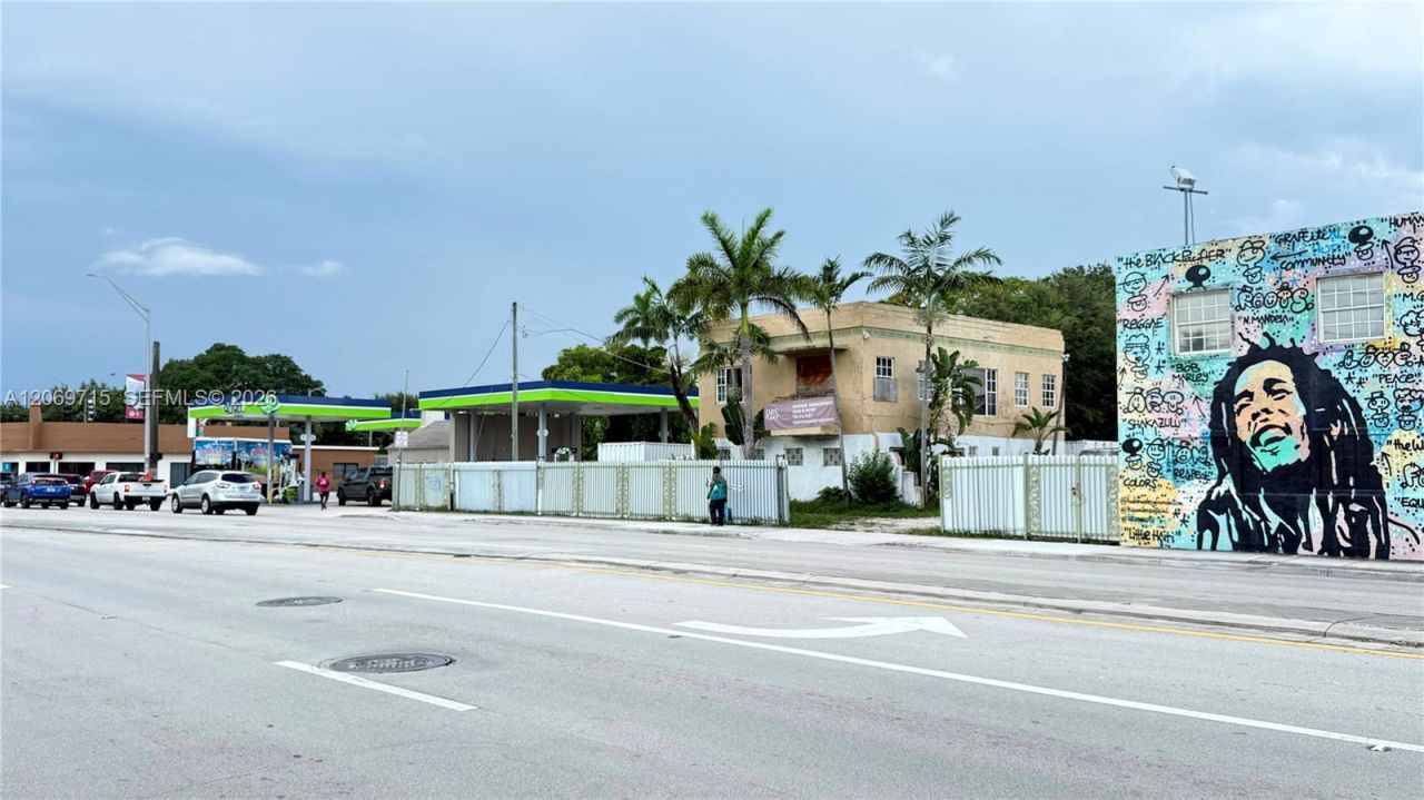 6220 NE Miami Pl , Miami, FL 33138 Photo