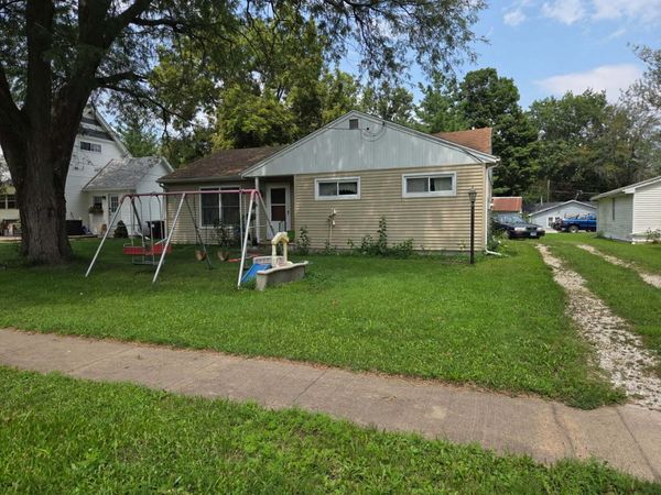825 Locust Street, Carthage, IL 62321
