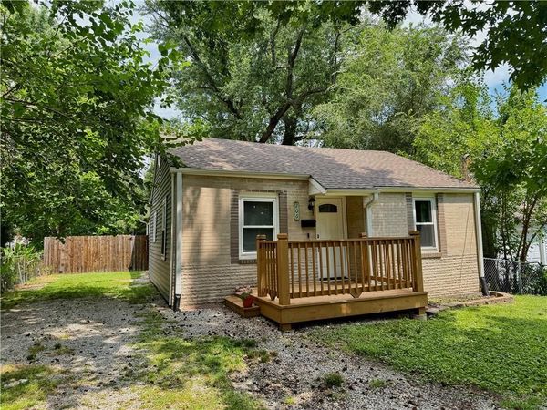 106 NE Ash Street, Lee's Summit, MO 64063