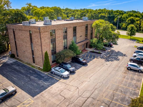 6825 Hobson Valley Drive, Woodridge, IL 60517