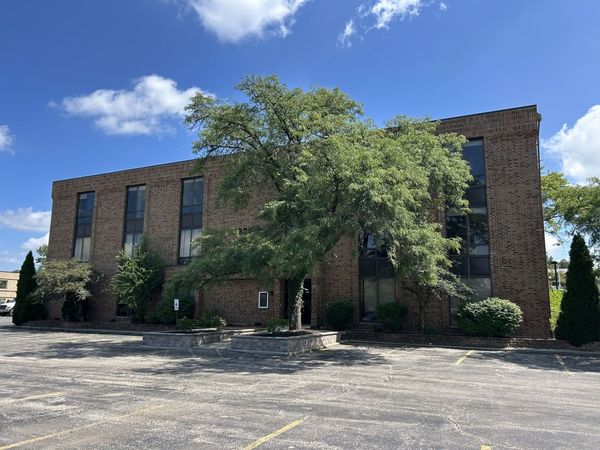 6825 Hobson Valley Drive , Woodridge, IL 60517