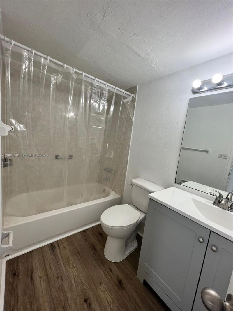 4550 NW 9th St, Unit 605E, Miami, FL 33126 Photo