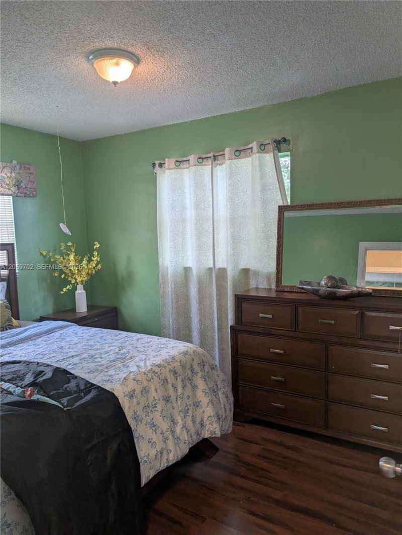560 NW 184th Ter, Miami Gardens, FL 33169 Photo