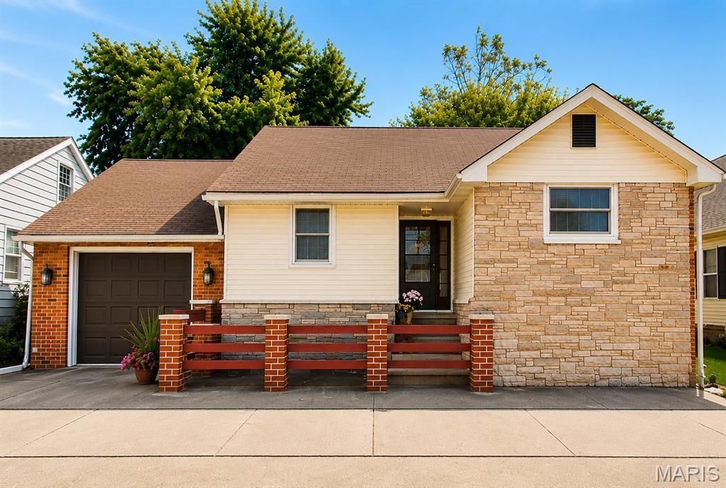 206 E Prairie Street, Jerseyville, IL 62052 Main Photo