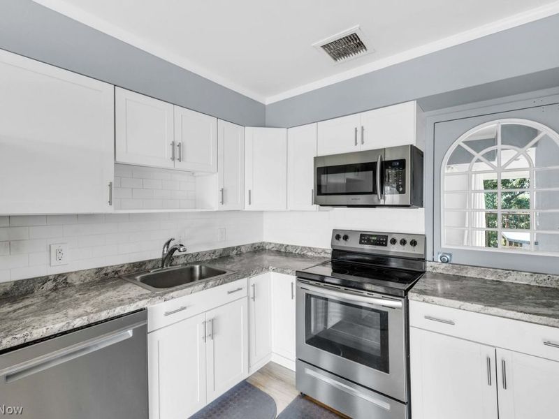 18501 Hilliard Boulevard, Unit 609, Rocky River, OH 44116 Photo 11