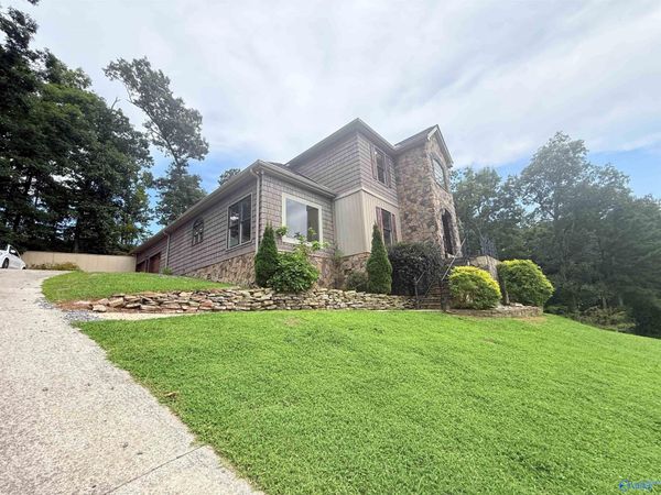 2032 Hualapai Lane, Guntersville, AL 35976