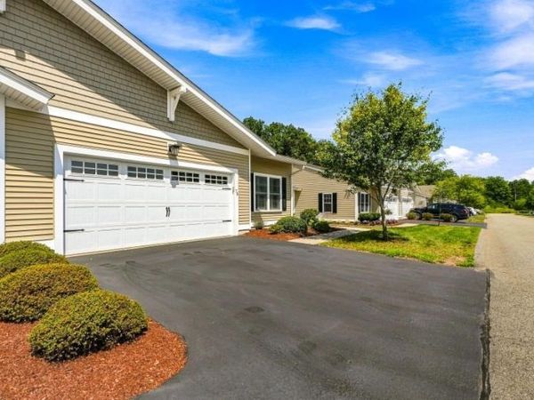 73 Rogerson Xing, Unit 73, Uxbridge, MA 01569
