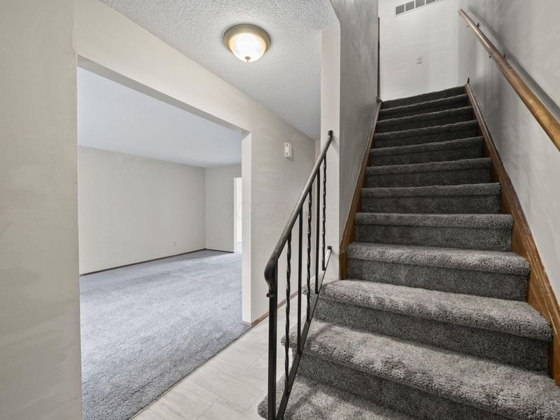 6198 Stornoway Drive S, Columbus, OH 43213 Photo 5