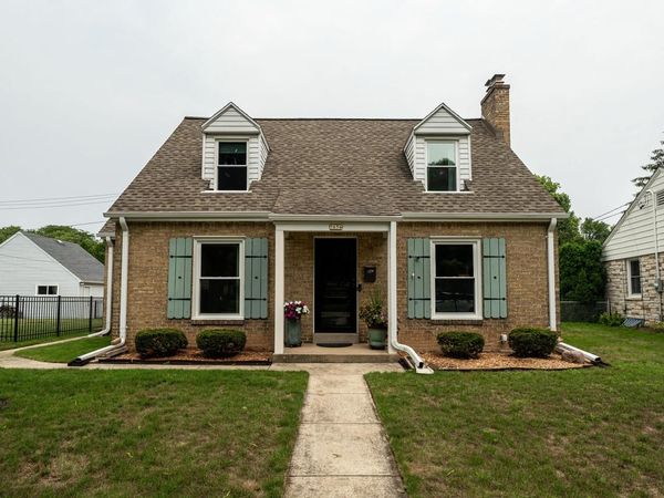 5656 N Milwaukee River PARKWAY, Glendale, WI 53209