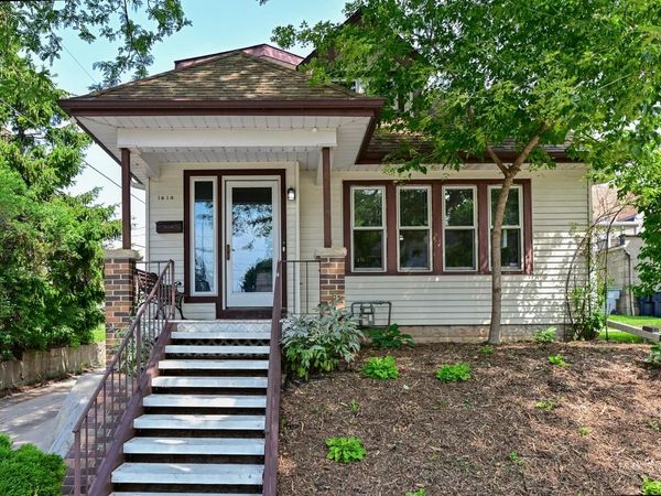 1618 E Newport AVENUE, Milwaukee, WI 53211