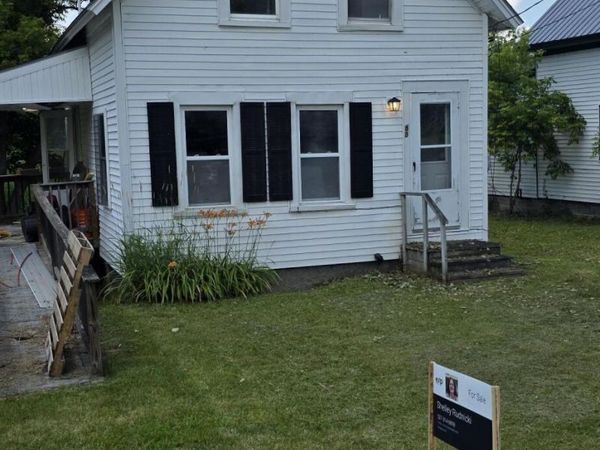88 Commercial Street , Hartland, ME 04943