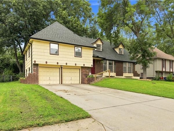 209 SW Victor Drive, Blue Springs, MO 64014