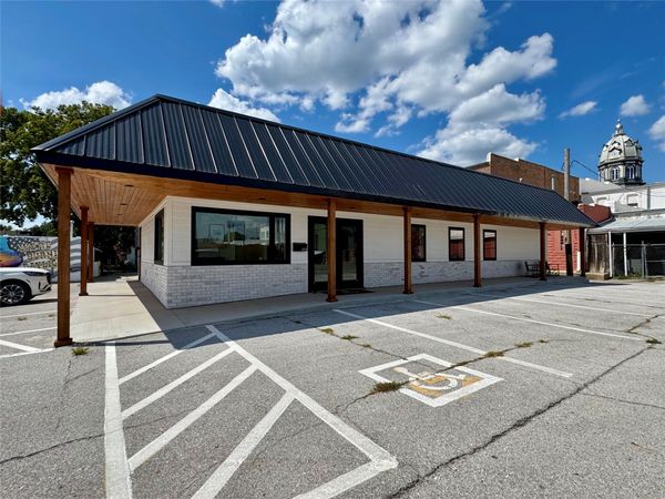 122 S John Wayne Drive, Winterset, IA 50273