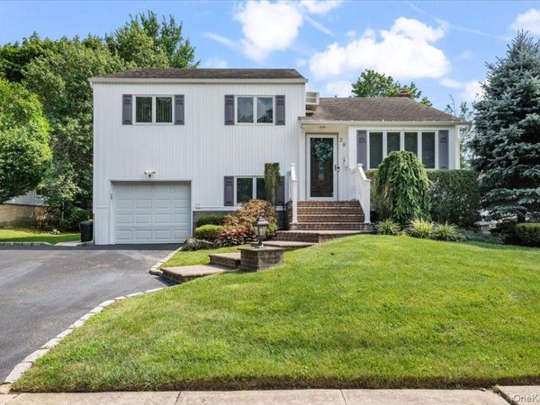 38 Briarwood Lane , Plainview, NY 11803