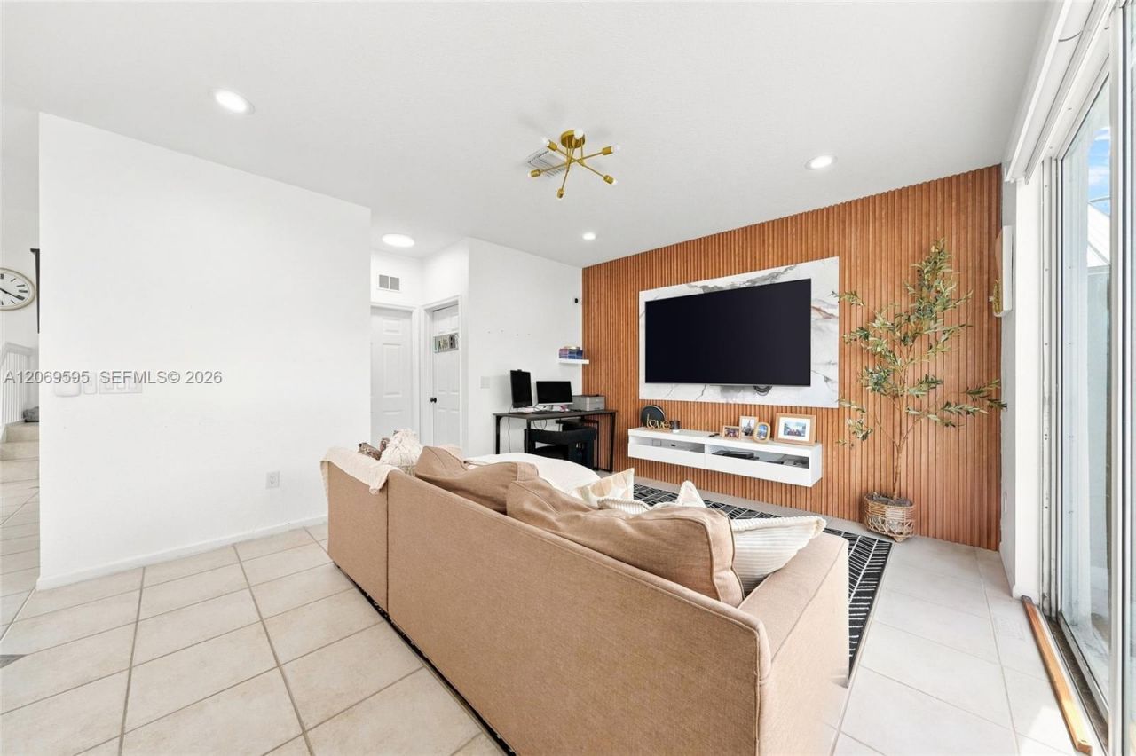 15872 NW 21st St, Pembroke Pines, FL 33028 Photo