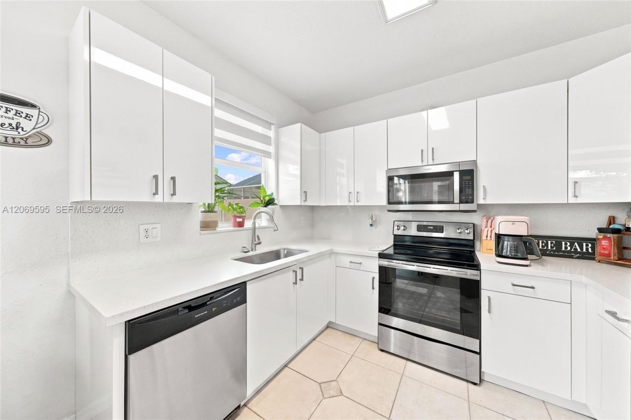 15872 NW 21st St, Pembroke Pines, FL 33028 Photo