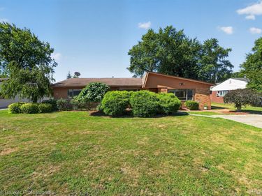 2499 Lafay Drive, West Bloomfield Township, Mi 48324