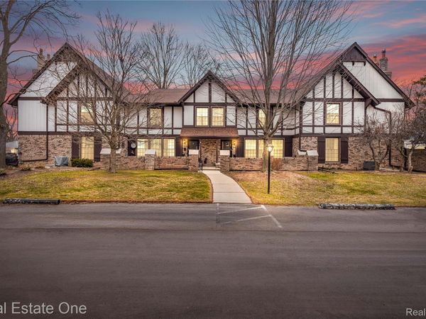 21901 Shore Pointe Lane, Unit 39, St Clair Shores, Mi 48080