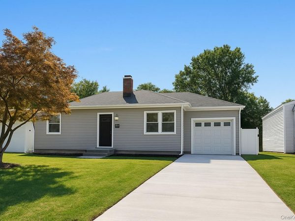 29 Avon , Hewlett, NY 11557