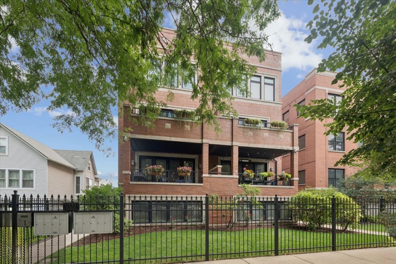 2133 N Campbell Avenue, Unit 1B, Chicago, IL 60647 Main Photo