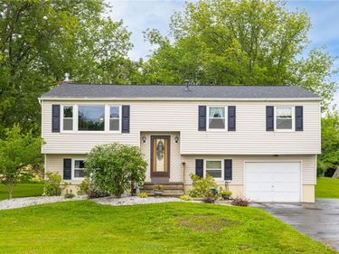 1964 Paddy Ln, Ontario, NY 14519