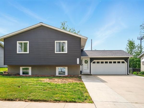 224 32nd Street NW, Cedar Rapids, IA 52405