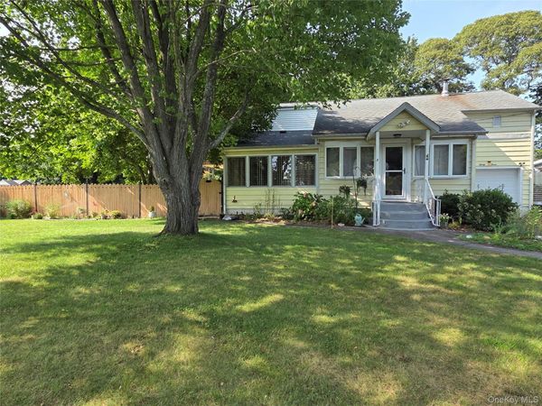 33 Elmwood Avenue, Selden, NY 11784