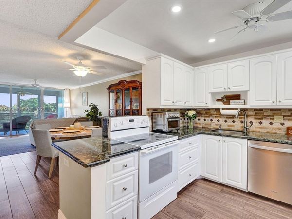 605 Oaks Dr, Unit 504, Pompano Beach, FL 33069