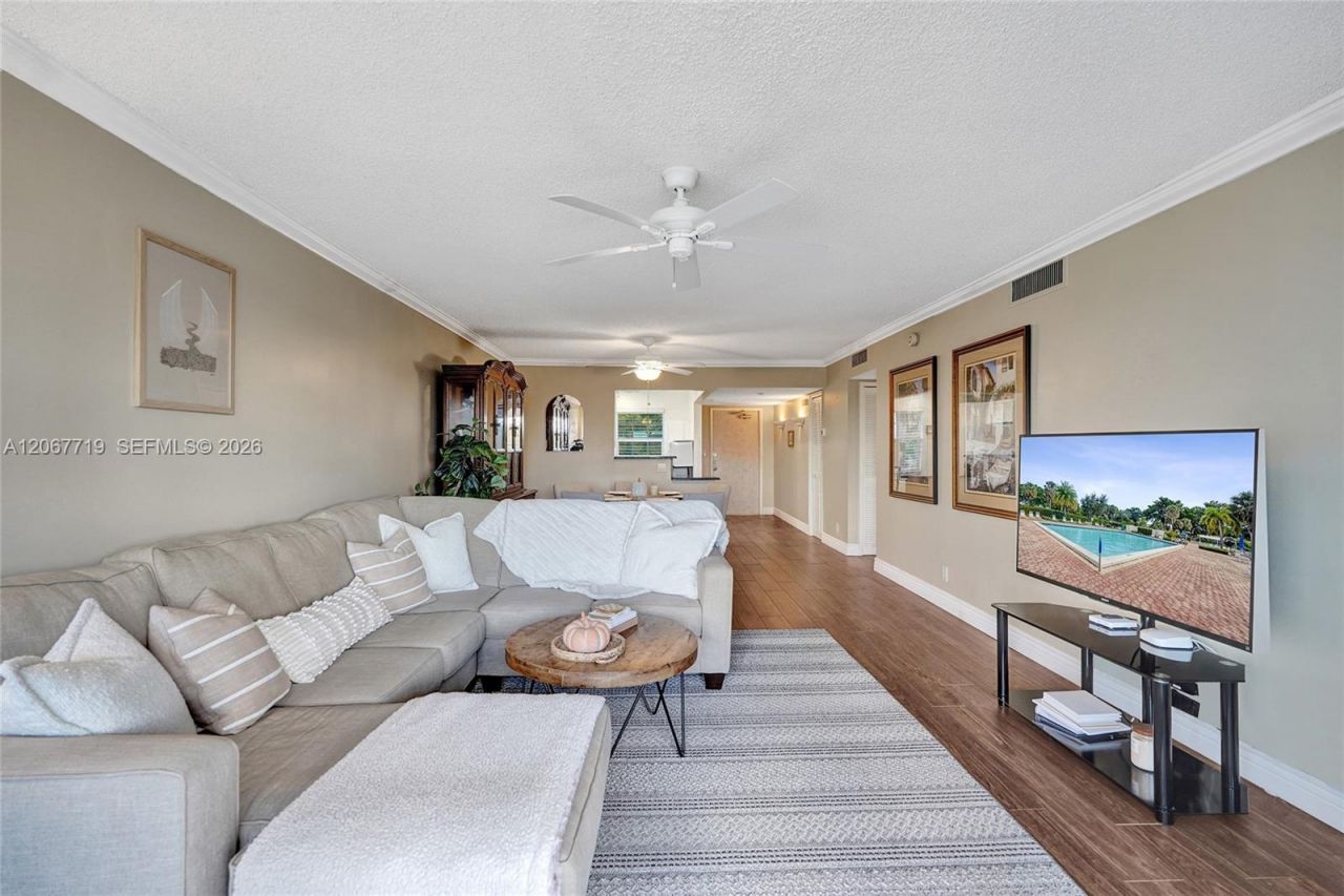 605 Oaks Dr, Unit 504, Pompano Beach, FL 33069 Photo