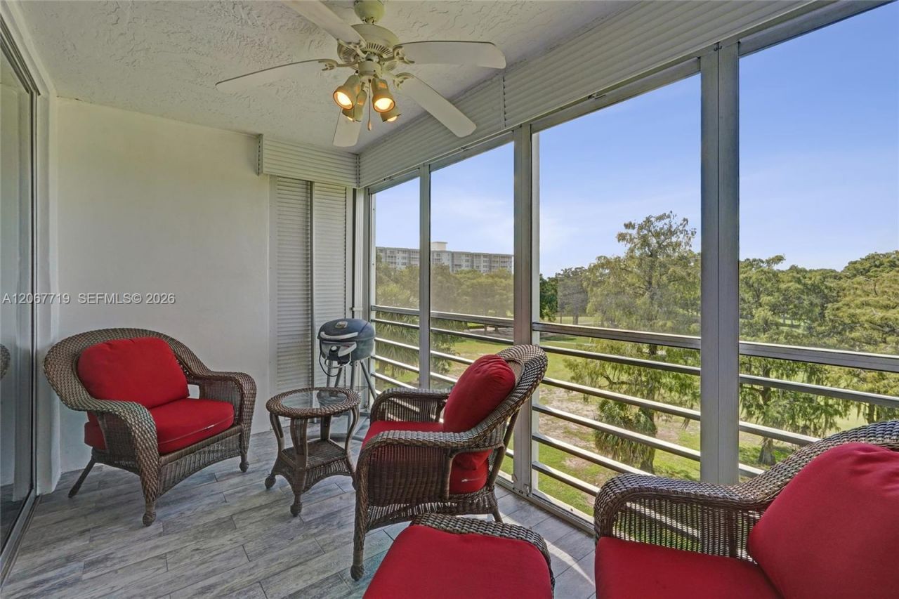 605 Oaks Dr, Unit 504, Pompano Beach, FL 33069 Photo
