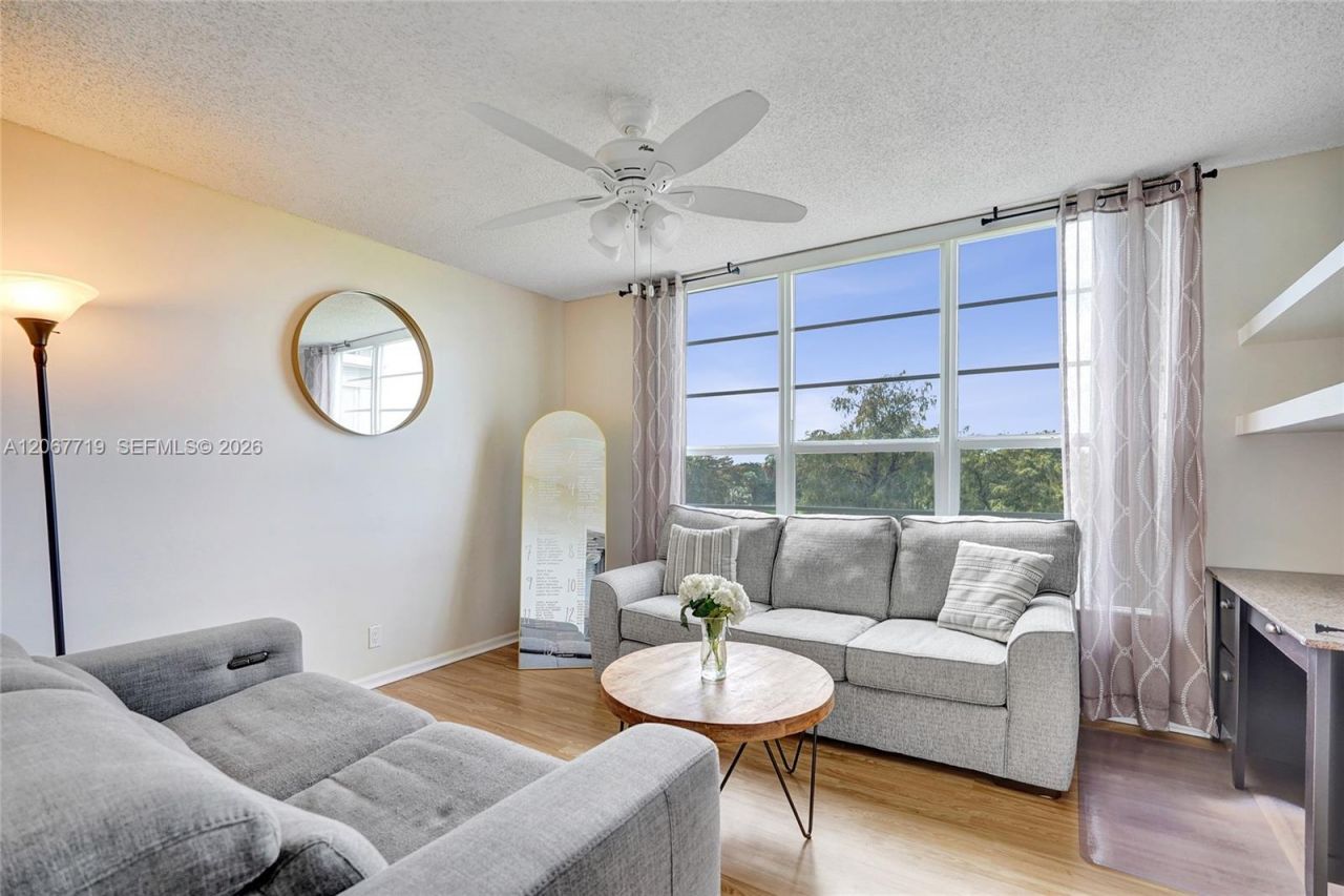 605 Oaks Dr, Unit 504, Pompano Beach, FL 33069 Photo
