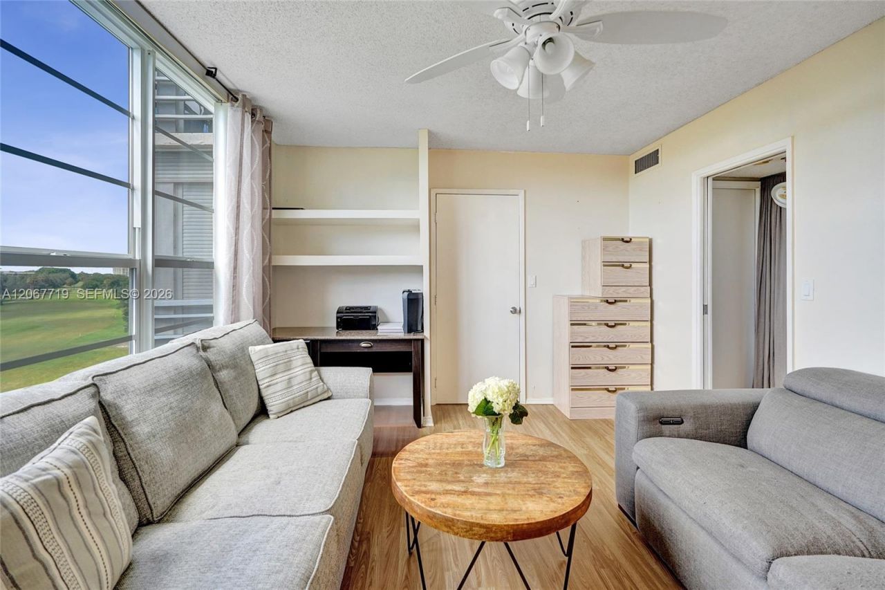 605 Oaks Dr, Unit 504, Pompano Beach, FL 33069 Photo