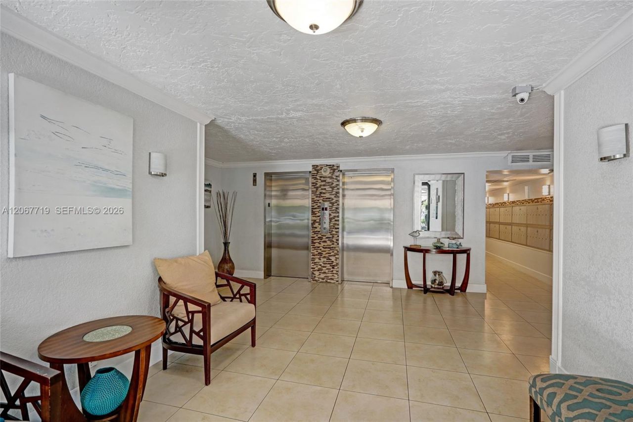 605 Oaks Dr, Unit 504, Pompano Beach, FL 33069 Photo