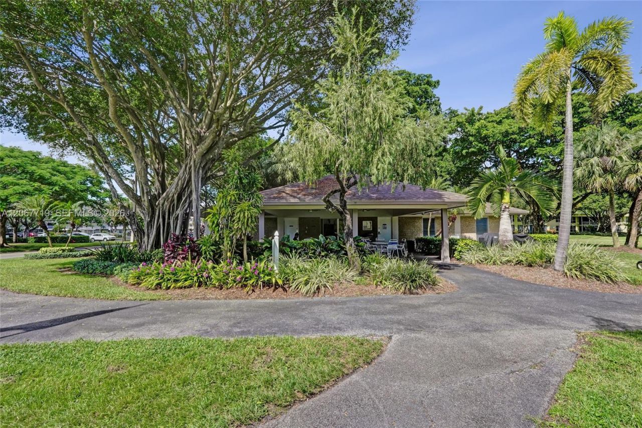 605 Oaks Dr, Unit 504, Pompano Beach, FL 33069 Photo