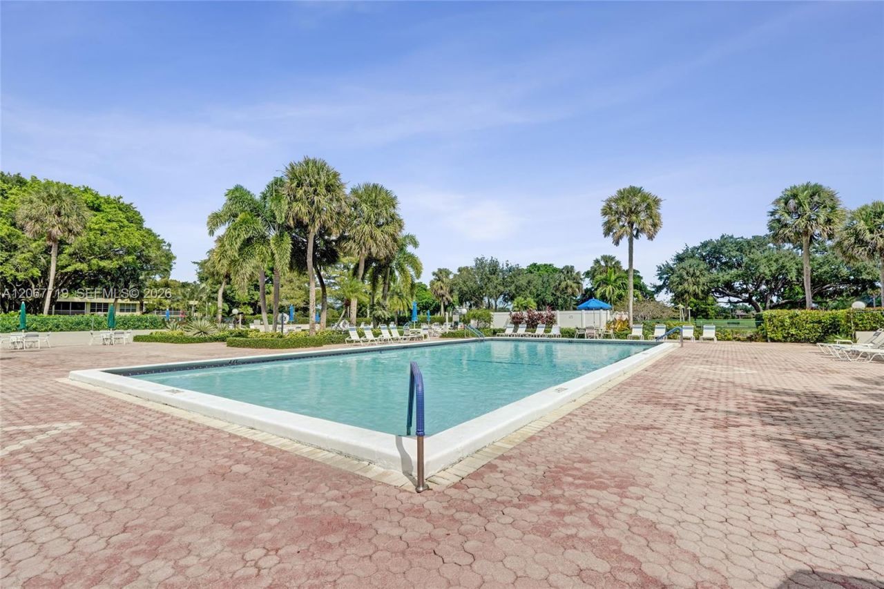605 Oaks Dr, Unit 504, Pompano Beach, FL 33069 Photo