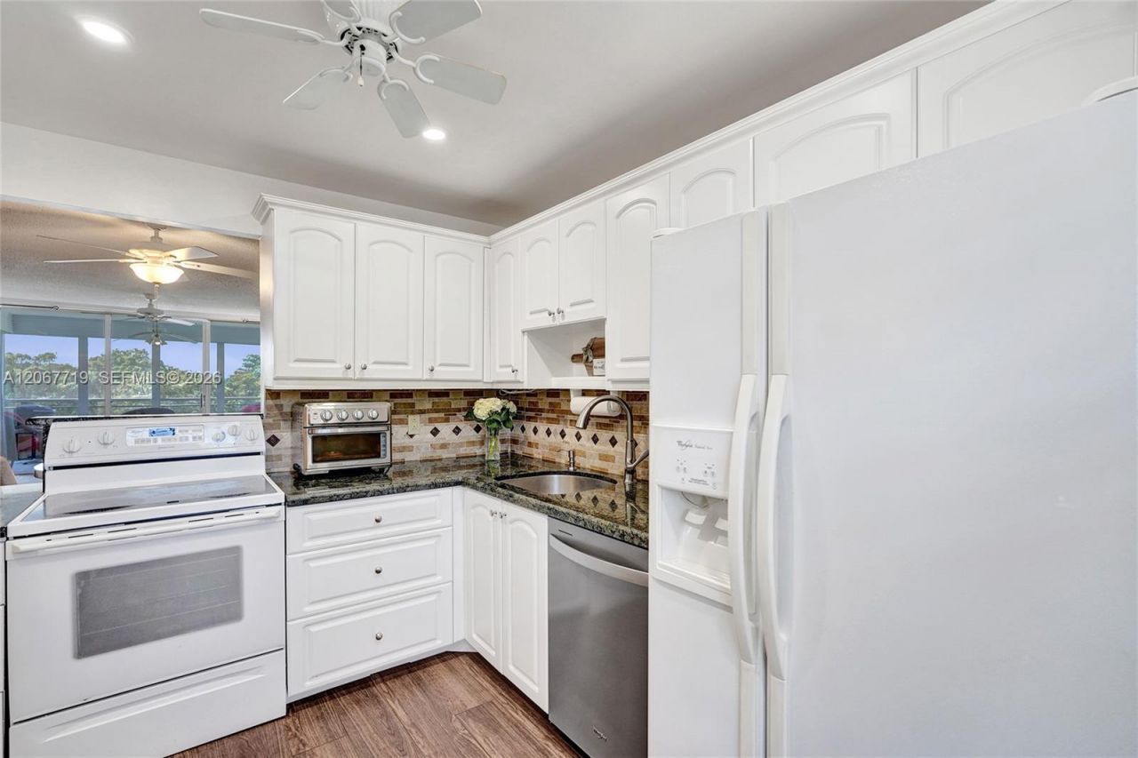 605 Oaks Dr, Unit 504, Pompano Beach, FL 33069 Photo