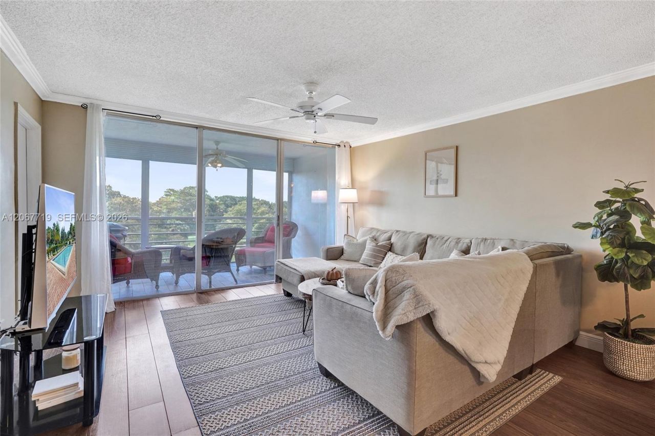 605 Oaks Dr, Unit 504, Pompano Beach, FL 33069 Photo