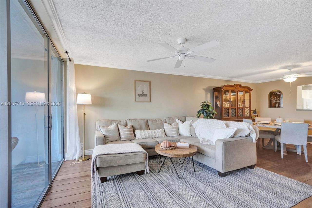605 Oaks Dr, Unit 504, Pompano Beach, FL 33069 Photo