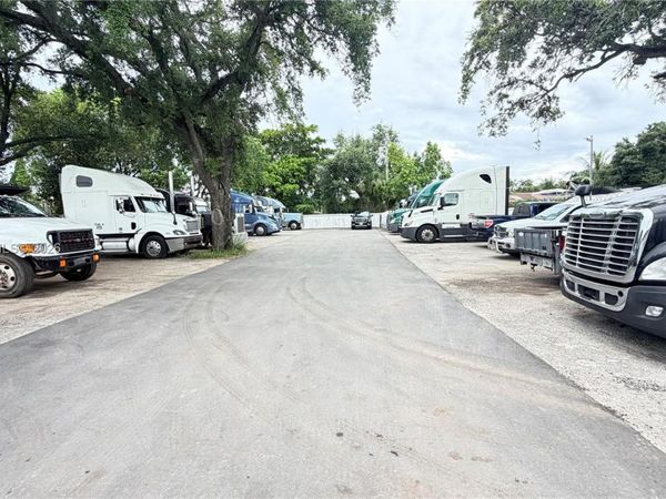 3051 NW 75 St , Miami, FL 33147